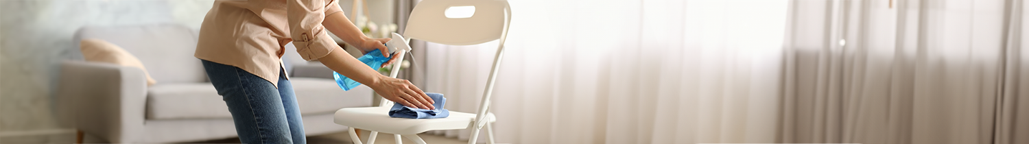 nettoyage d'une chaise pliante blanche après événement